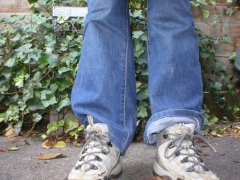 Grossansicht in neuem Fenster: Beine in Jeans und Turnschuhen Grossansicht in neuem Fenster: Beine in Jeans und Turnschuhen