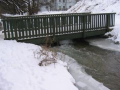 Grossansicht in neuem Fenster: verschneiter Steg über der Alten Würm