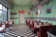 Leonhard Diner: Ein amerikanisches Lebensgefühl mitten in Karlsfeld Leonhard Diner: Ein amerikanisches Lebensgefühl mitten in Karlsfeld