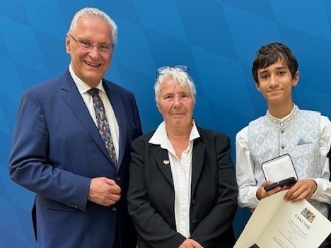 Ausgezeichnete Zivilcourage: Innenminister Herrmann verleiht Courage-Medaille an jungen Helden